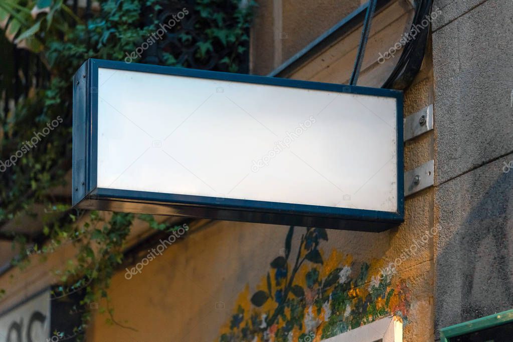 Werbetechnik: Schild und Banner an Fassade