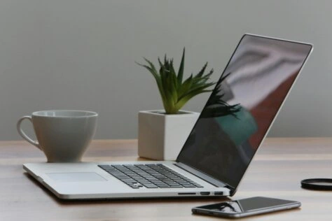 Design-Mockup einer Website auf Laptop